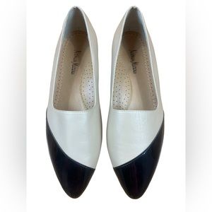 Neiman Marcus Size 10 Black Patent Leather & Tan Shoes Flats Comfort Round Point